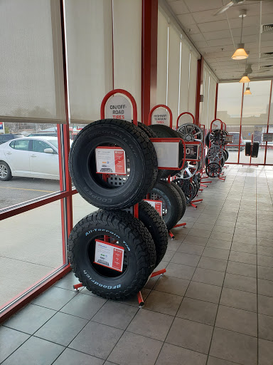 Tire Shop «Discount Tire Store - Urbandale, IA», reviews and photos, 4300 Merle Hay Rd, Des Moines, IA 50310, USA