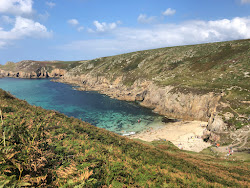 Photo de Nanjizal beach entouré de montagnes