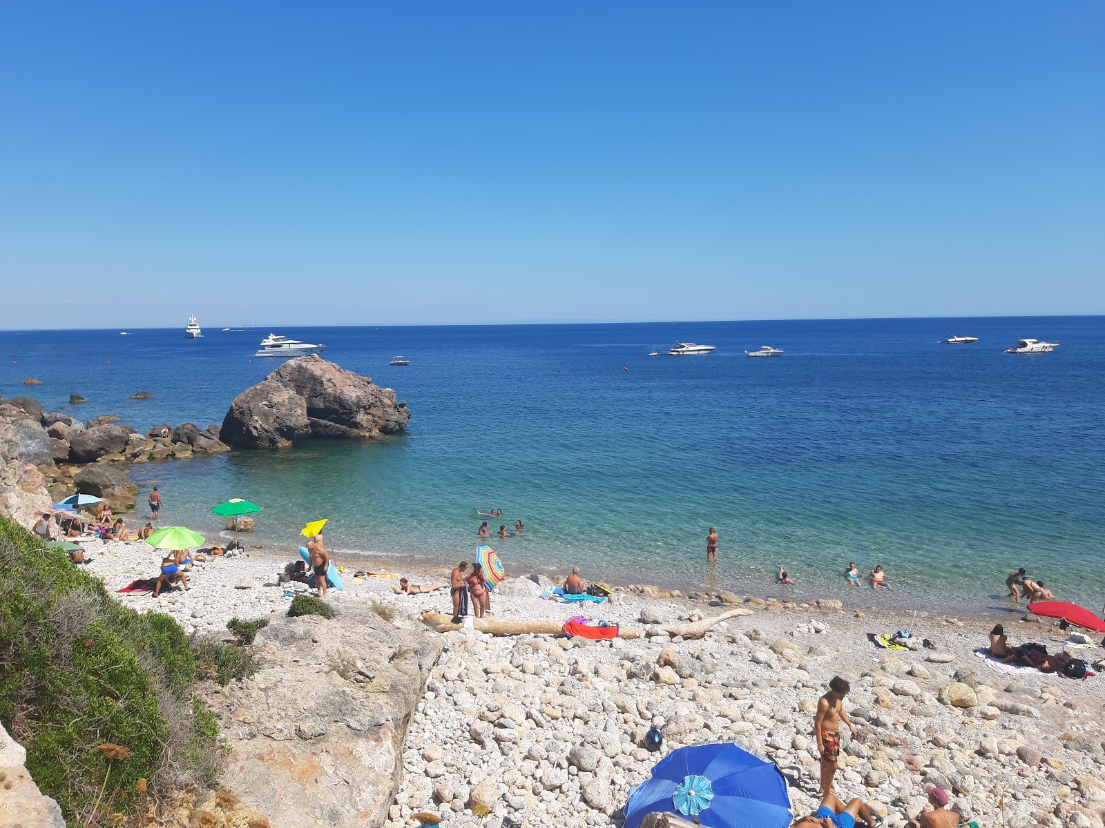 Φωτογραφία του Spiaggia Acqua Dolce με επίπεδο καθαριότητας βρώμικος