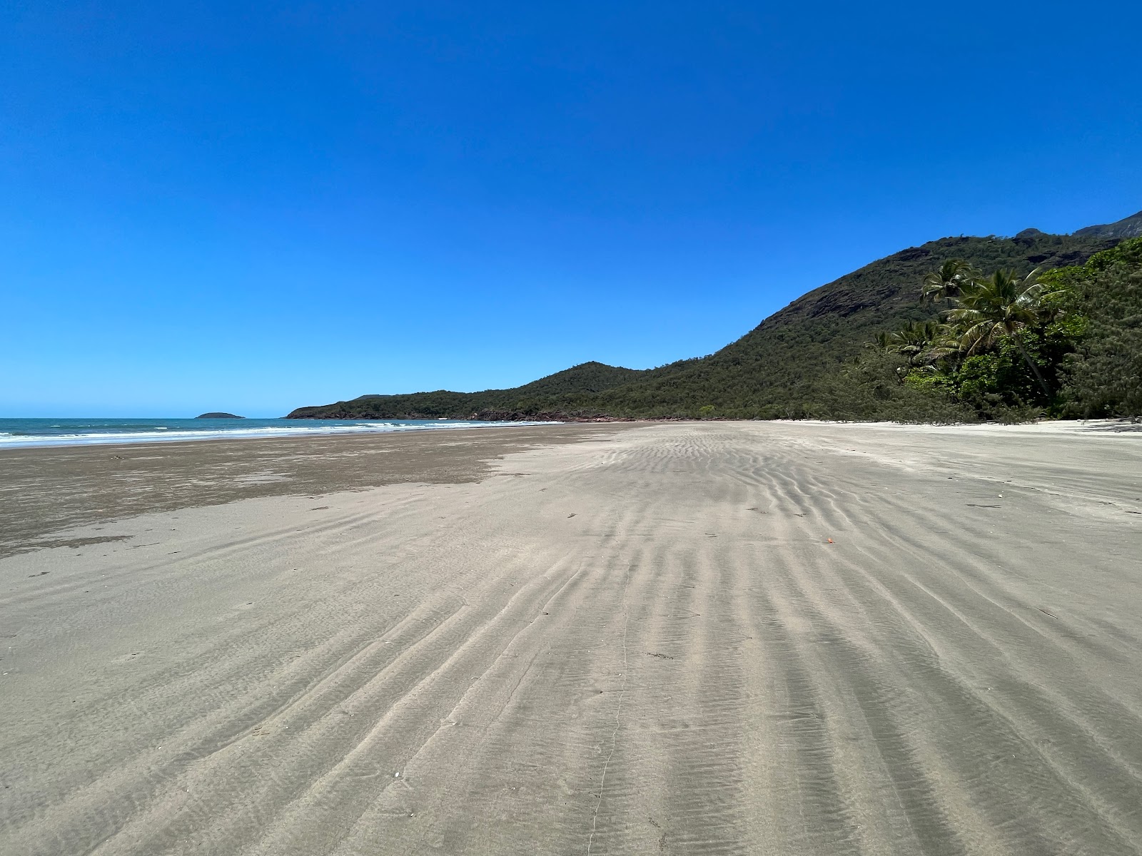 Foto av Nina Bay med ljus sand yta