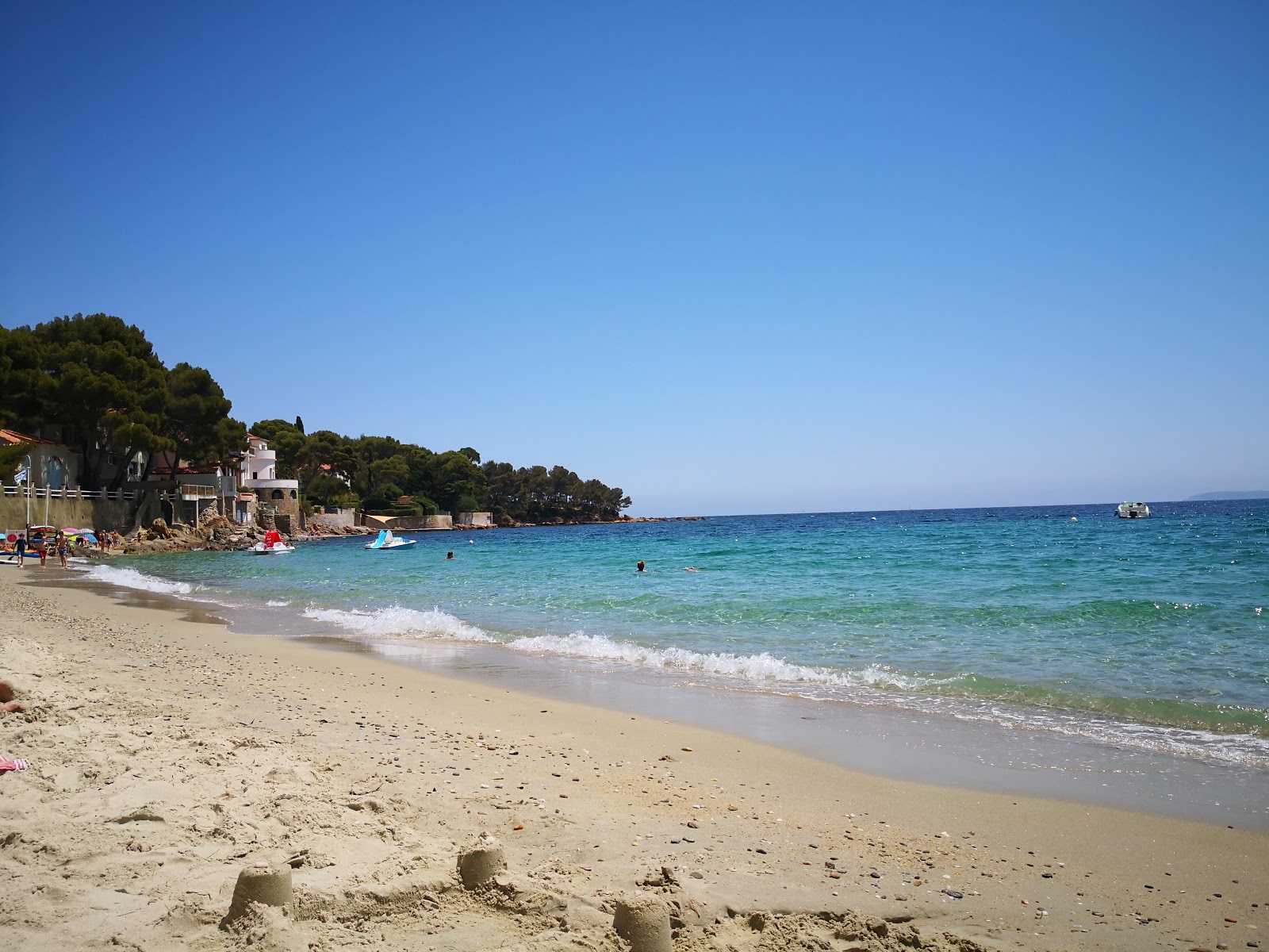 Φωτογραφία του Aiguebelle beach με φωτεινή άμμος επιφάνεια