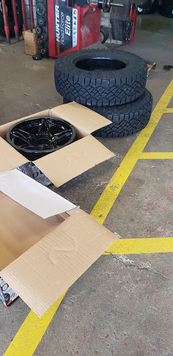 Tire Shop «Discount Tire Store - Center Line, MI», reviews and photos, 26805 Van Dyke, Center Line, MI 48015, USA