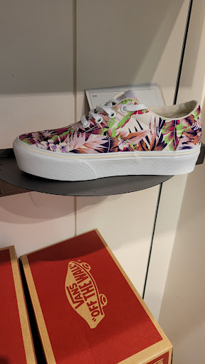 Shoe Store «DSW Designer Shoe Warehouse», reviews and photos, 23171 W Outer Dr, Allen Park, MI 48101, USA