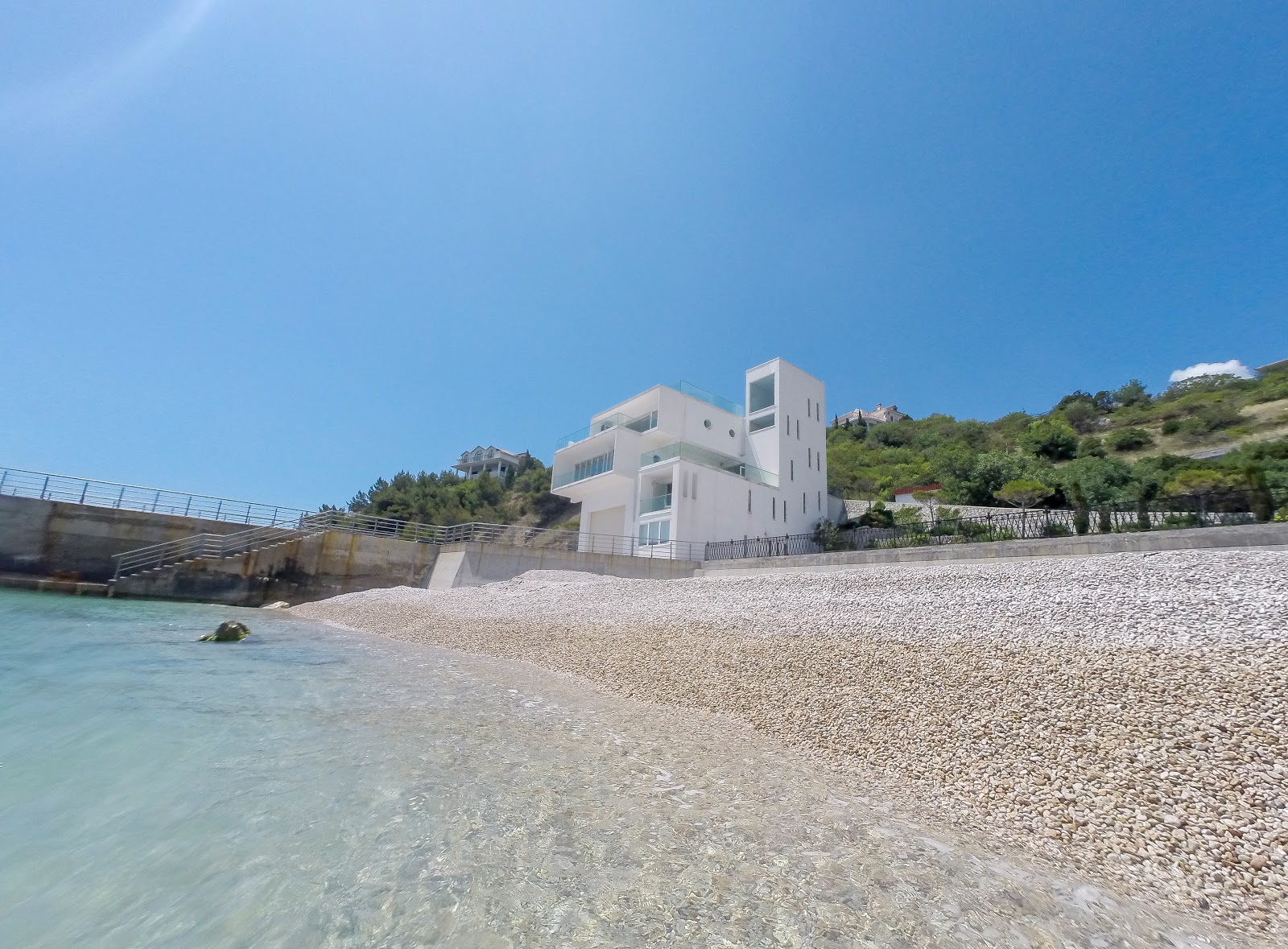 Φωτογραφία του Foros beach με επίπεδο καθαριότητας πολύ καθαρό