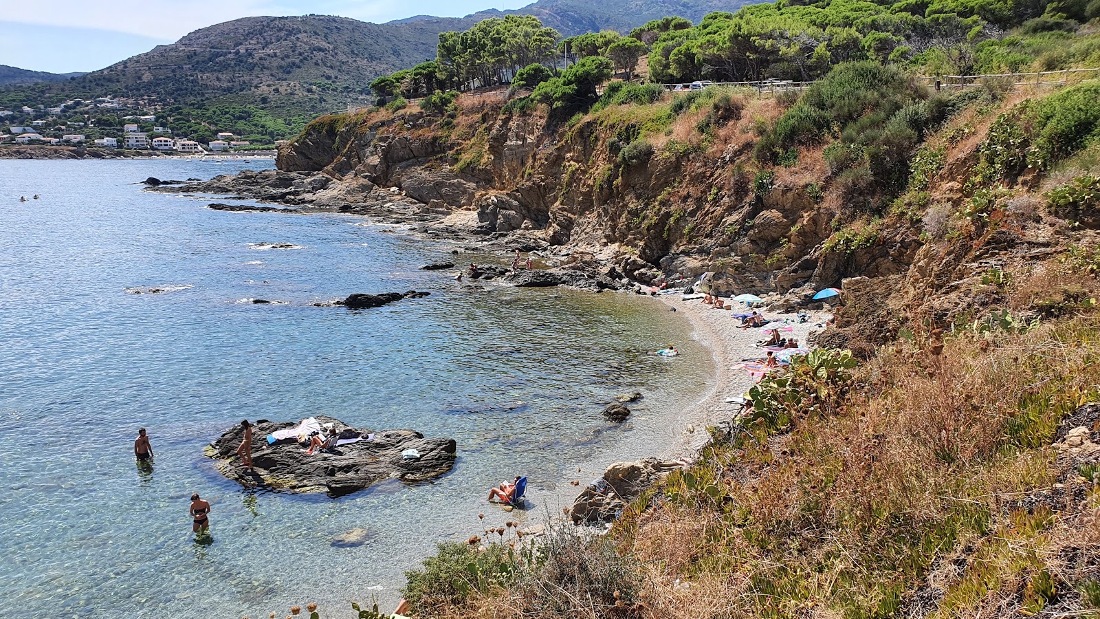 Foto di Platja sota s'Arenella con una superficie del piccoli ciottoli grigi
