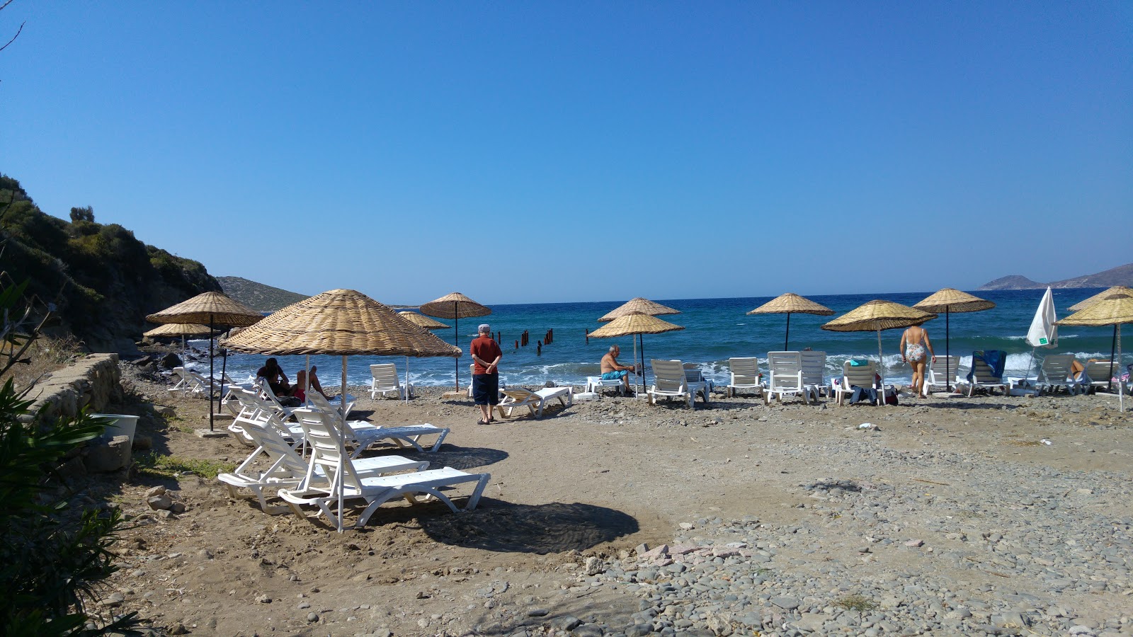 Foto de Gumusluk beach respaldado por acantilados