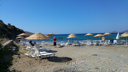 Photo de Gumusluk beach protégé par des falaises