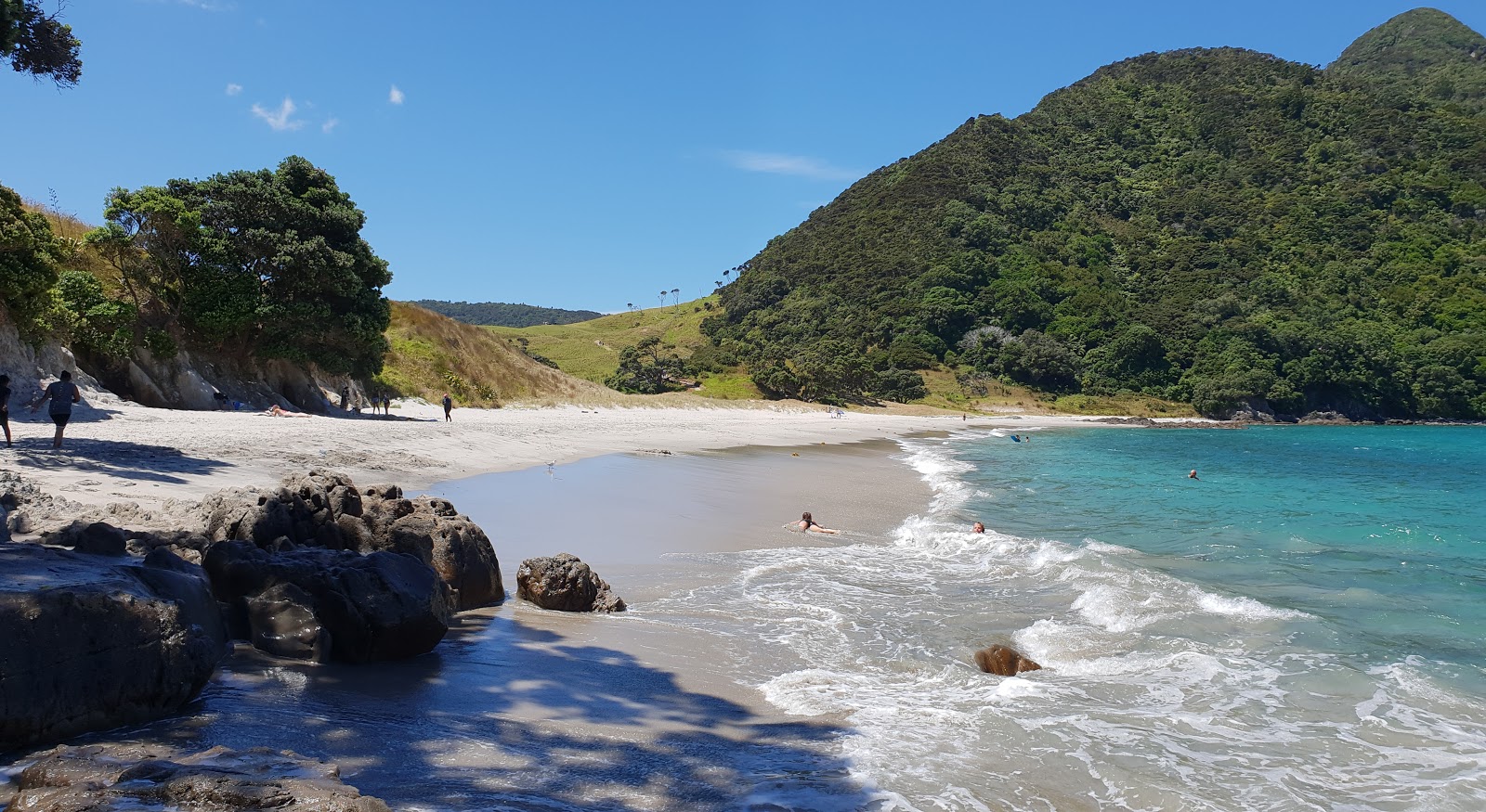 Foto di Smuggler's Bay Beach con una superficie del sabbia beige