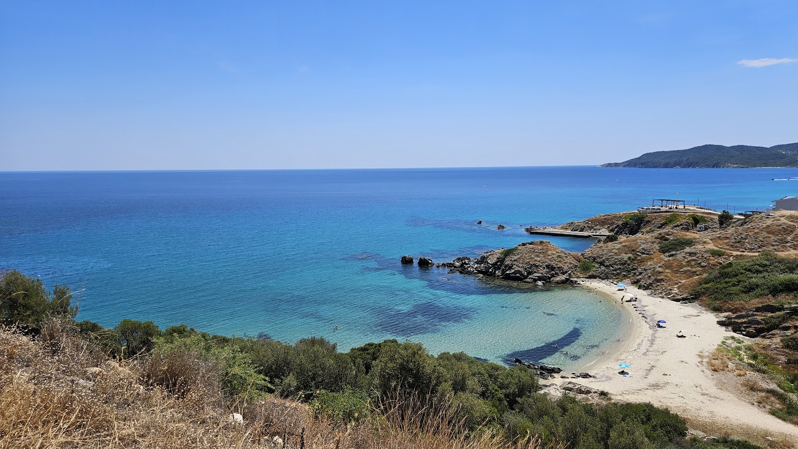 Foto di Agiasmataki Beach con una superficie del sabbia beige