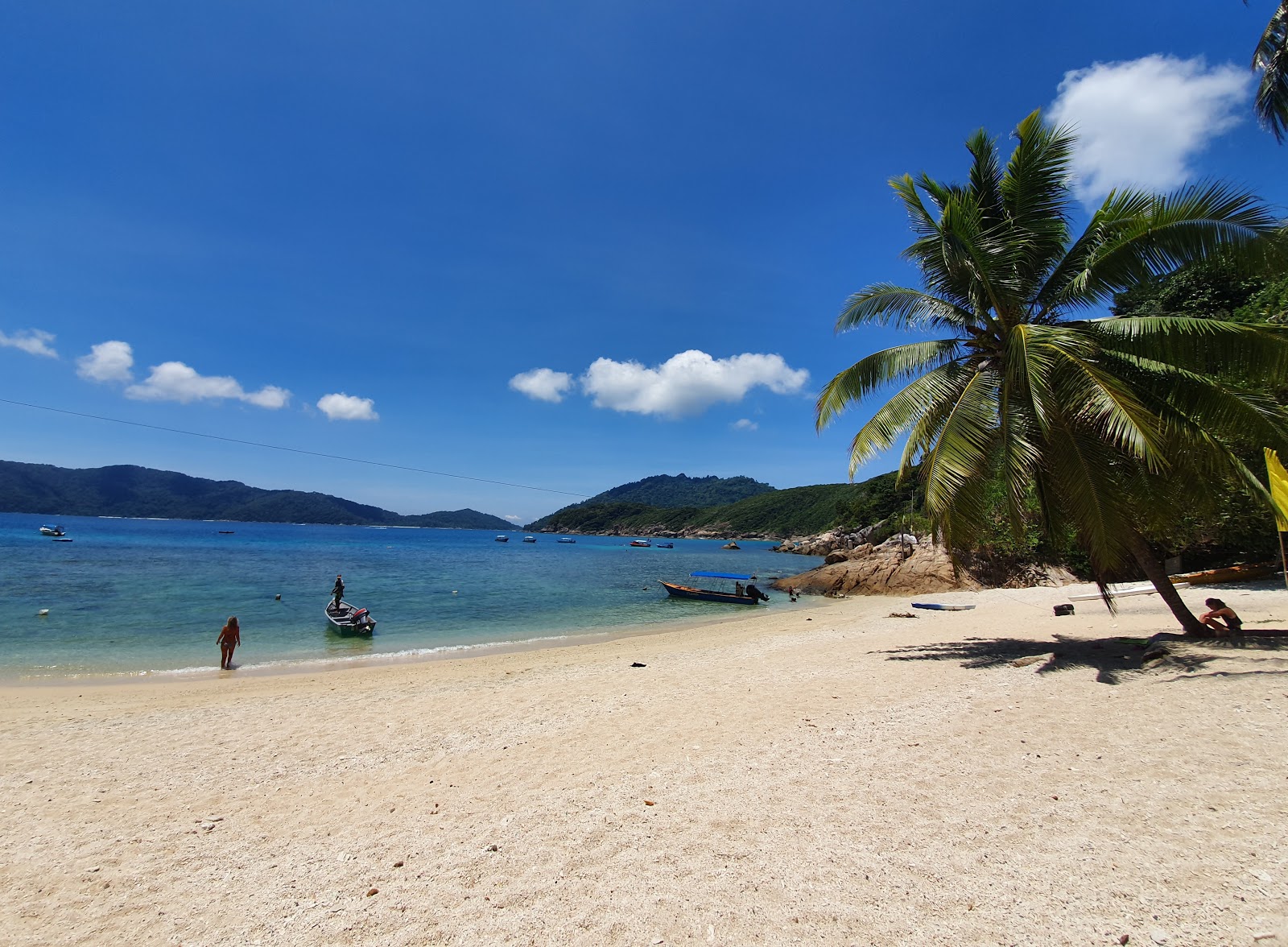 Foto de D'Lagoon Beach com areia bege superfície