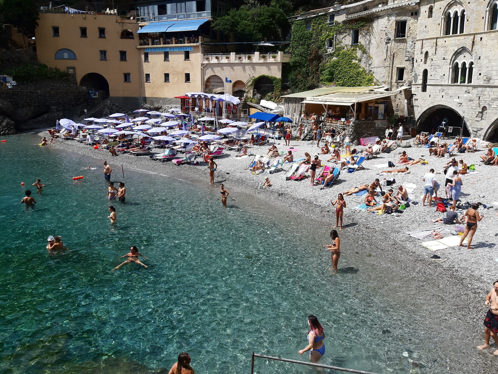 Fotografija Spiaggia San Fruttuoso nahaja se v naravnem okolju