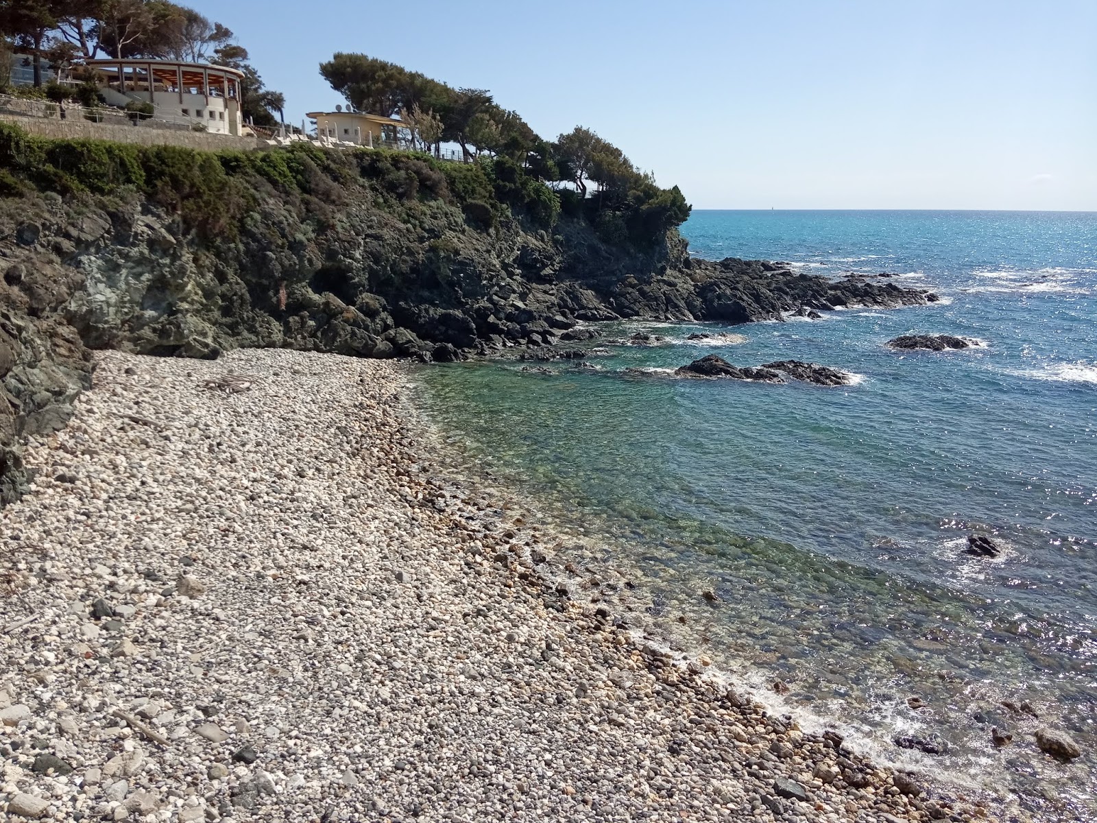 Fotografie cu Spiaggia Le Forbici cu o suprafață de apa albastra