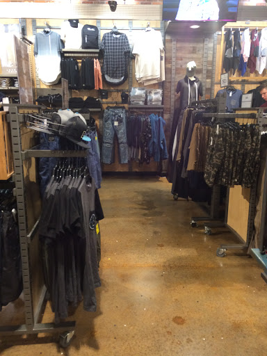 Clothing Store «Tillys», reviews and photos, 343 N Alafaya Trail, Orlando, FL 32828, USA