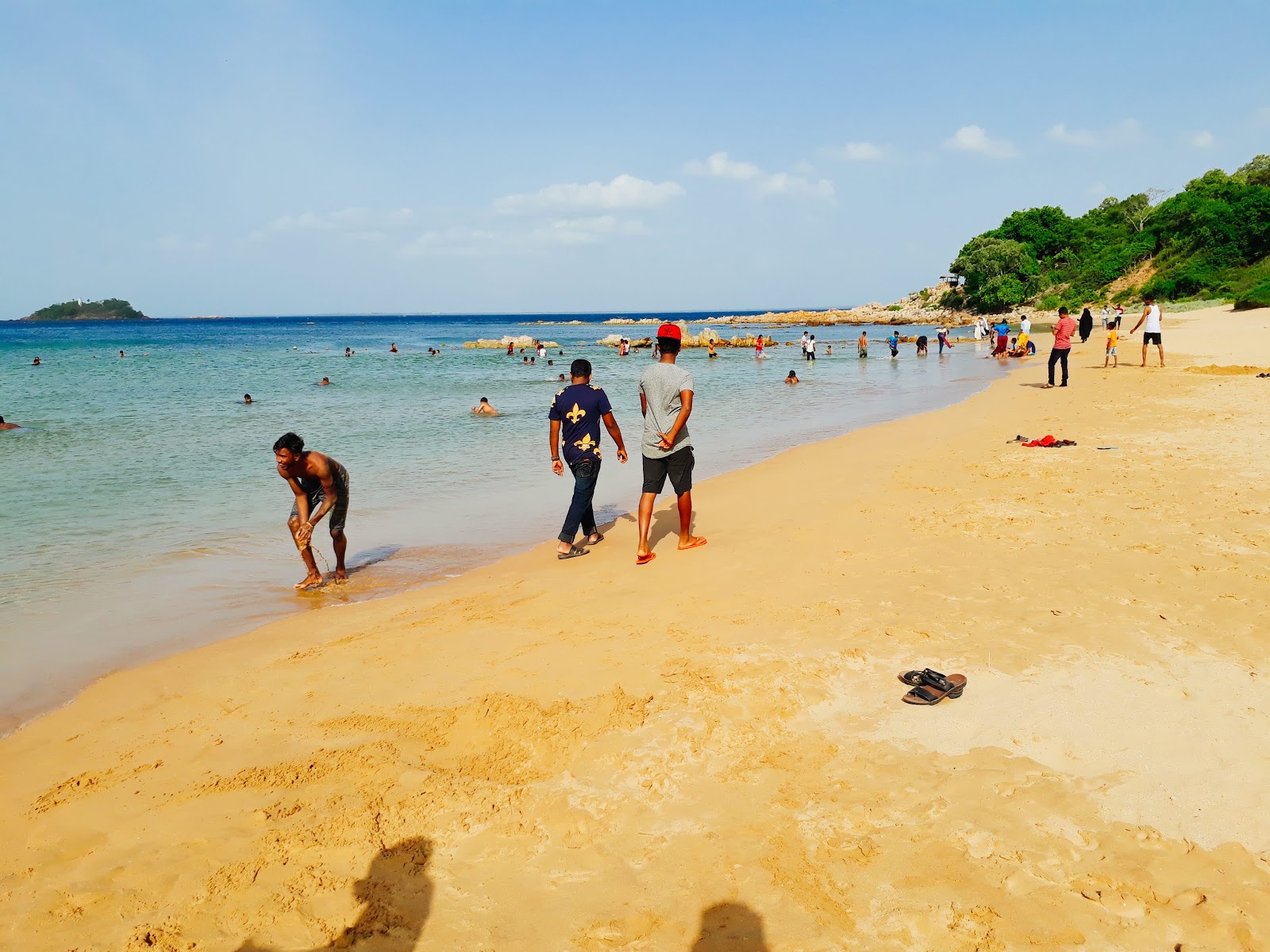 Marble Beach'in fotoğrafı dağlarla çevrili