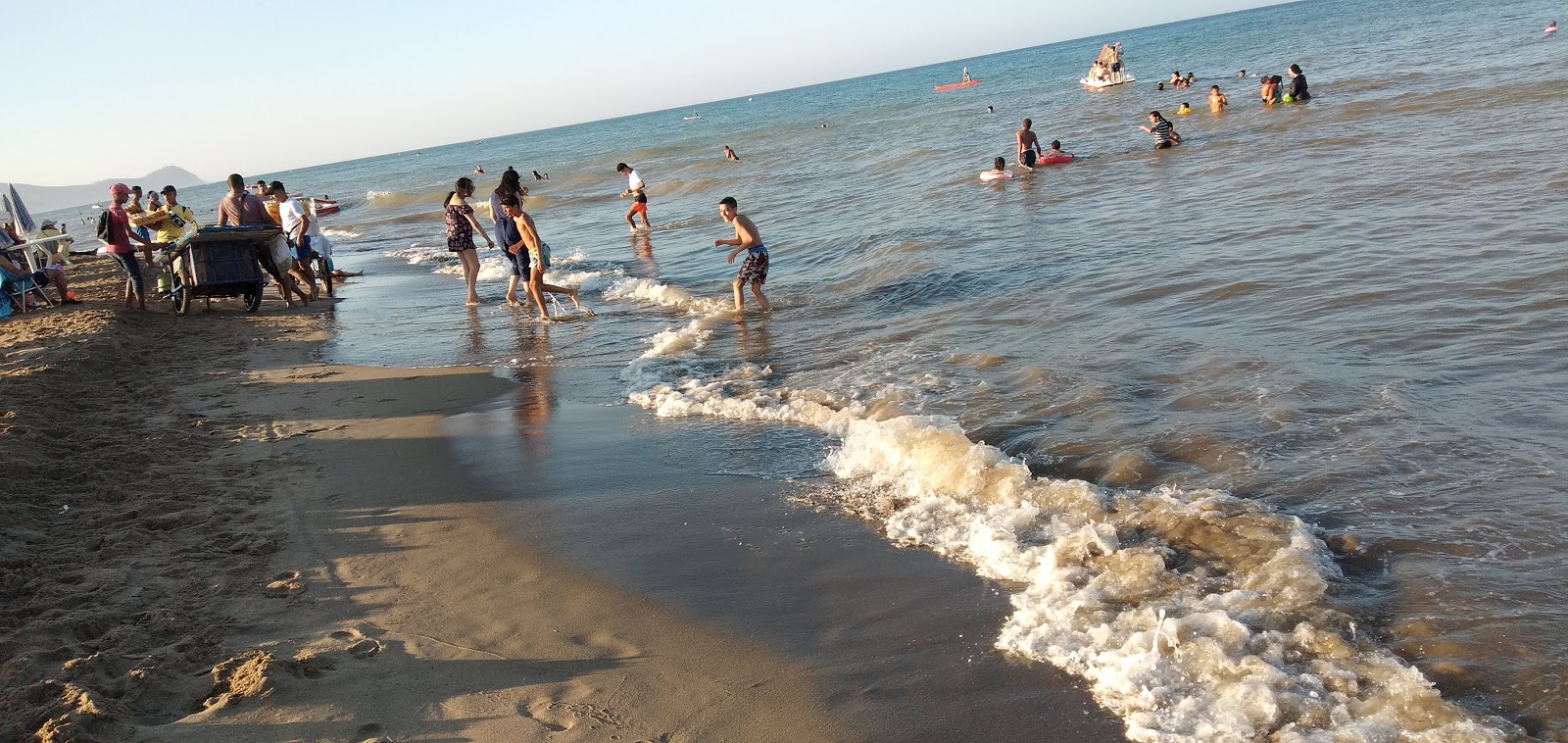 Plage Martil'in fotoğrafı uçurumlarla desteklenmiş