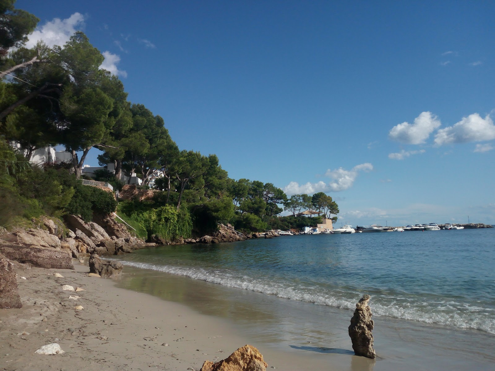 Valokuva Cala des Rajoliista. pinnalla kirkas hiekka:n kanssa