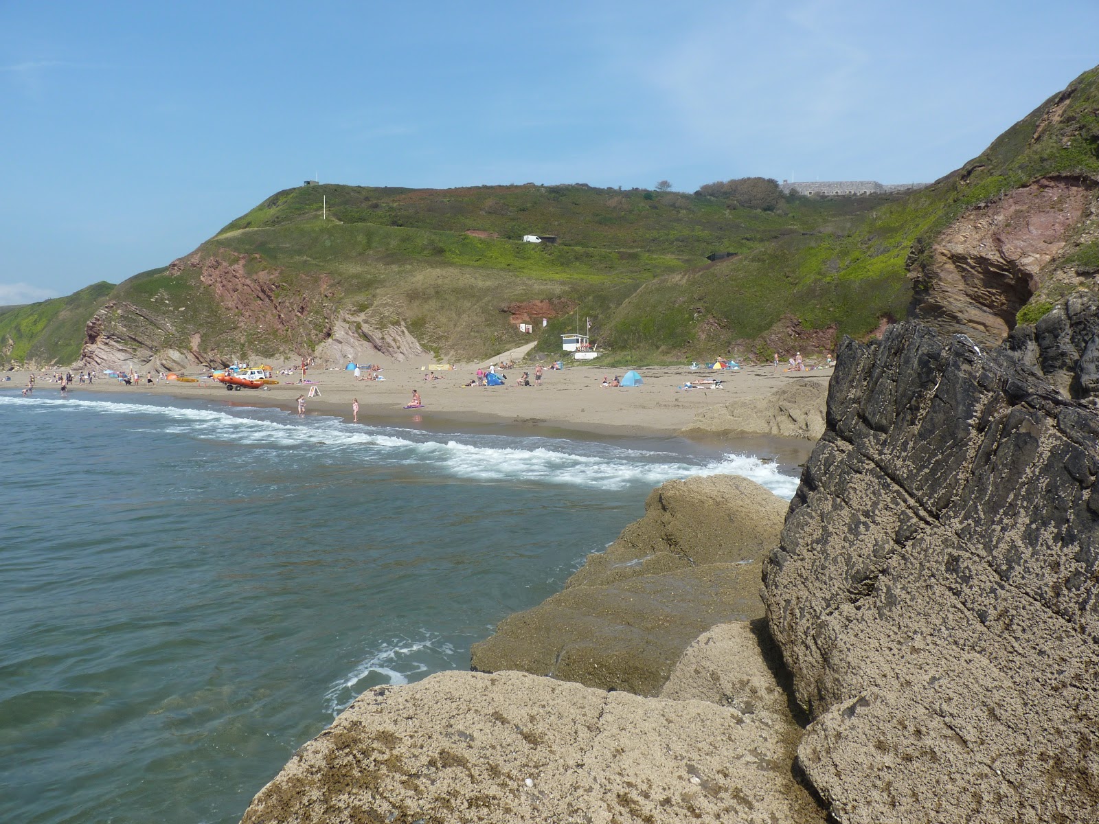 Photo de Plage de Tregantle entouré de montagnes