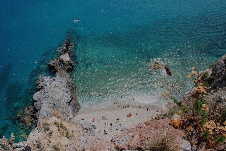 Zdjęcie Spiaggia di Punta Crena z powierzchnią szary drobny kamyk