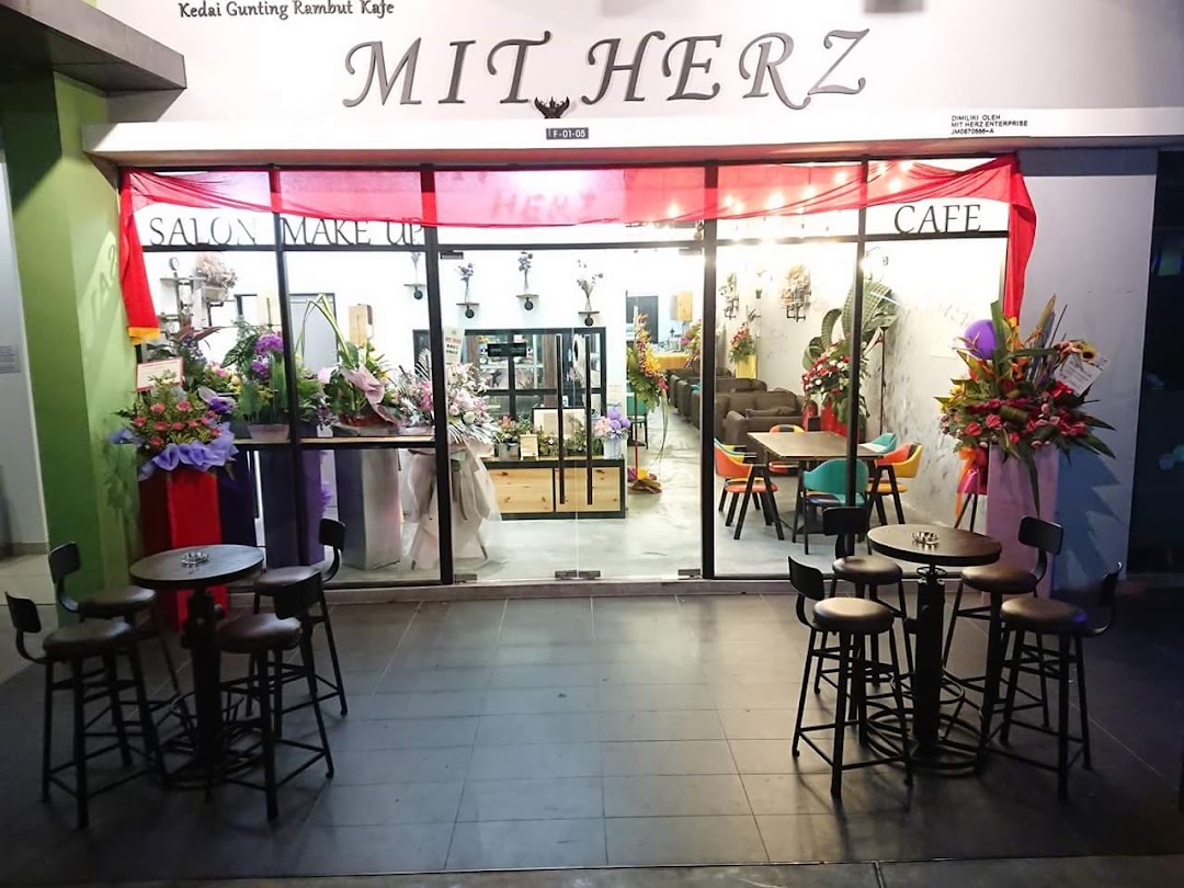 MIT HERZ SALON CAFE