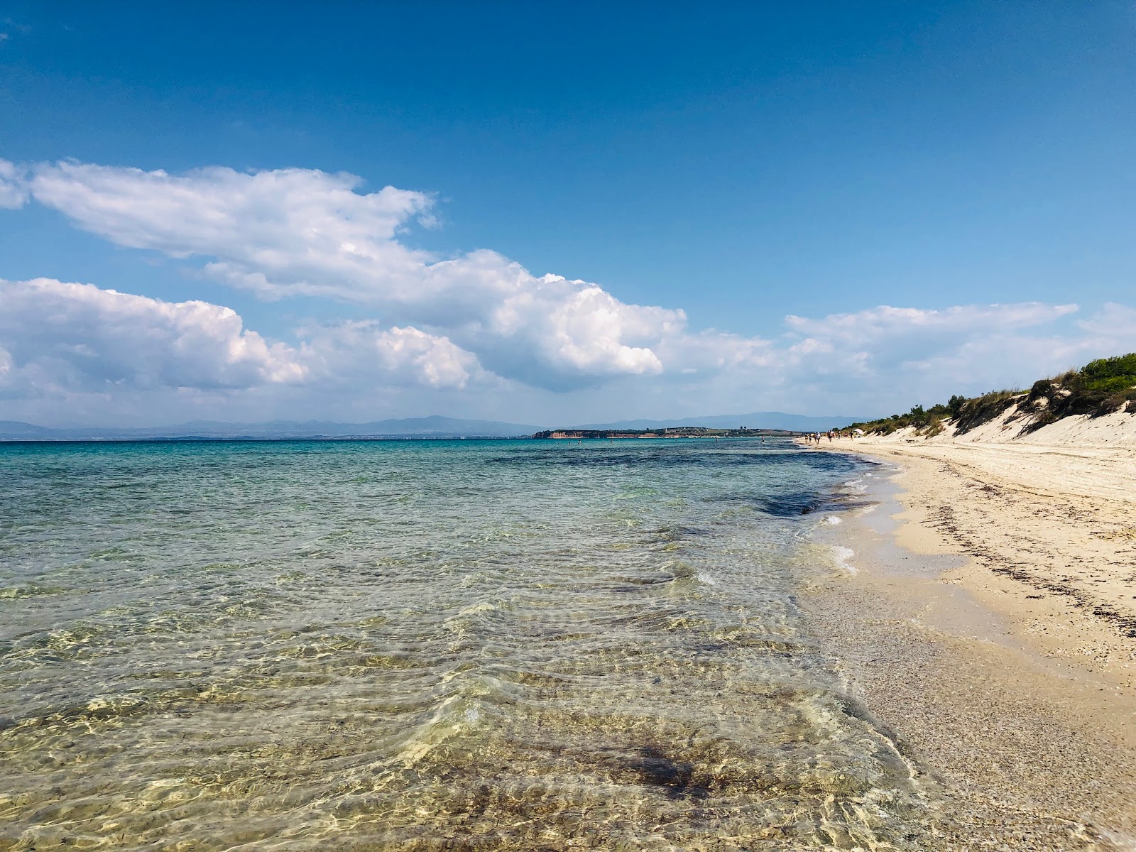 Φωτογραφία του Stavronikita beach με επίπεδο καθαριότητας πολύ καθαρό