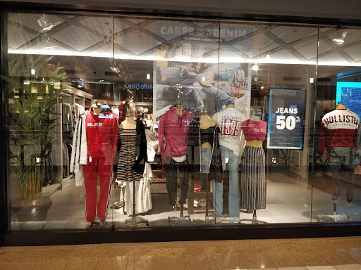 Hollister Co., 3393 Peachtree Rd, Atlanta, GA 30326, USA, 