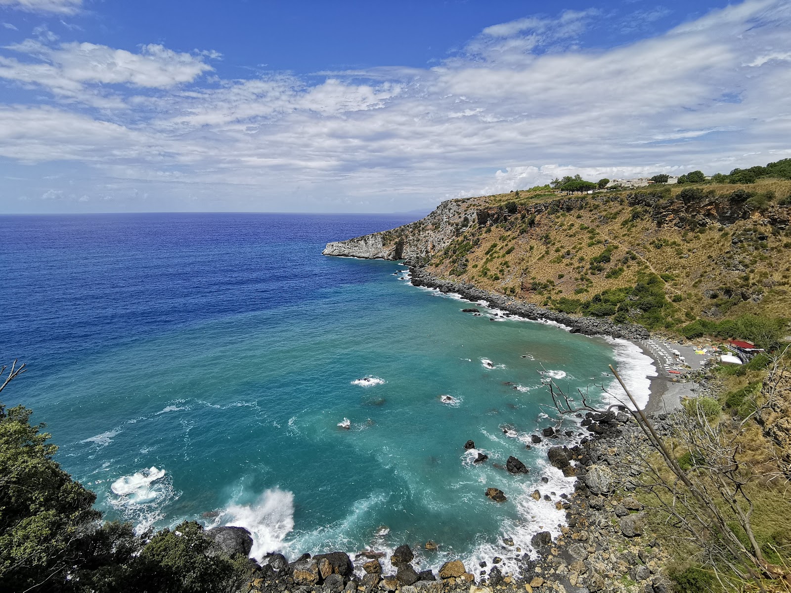 Photo de Baia del Carpino avec un niveau de propreté de partiellement propre