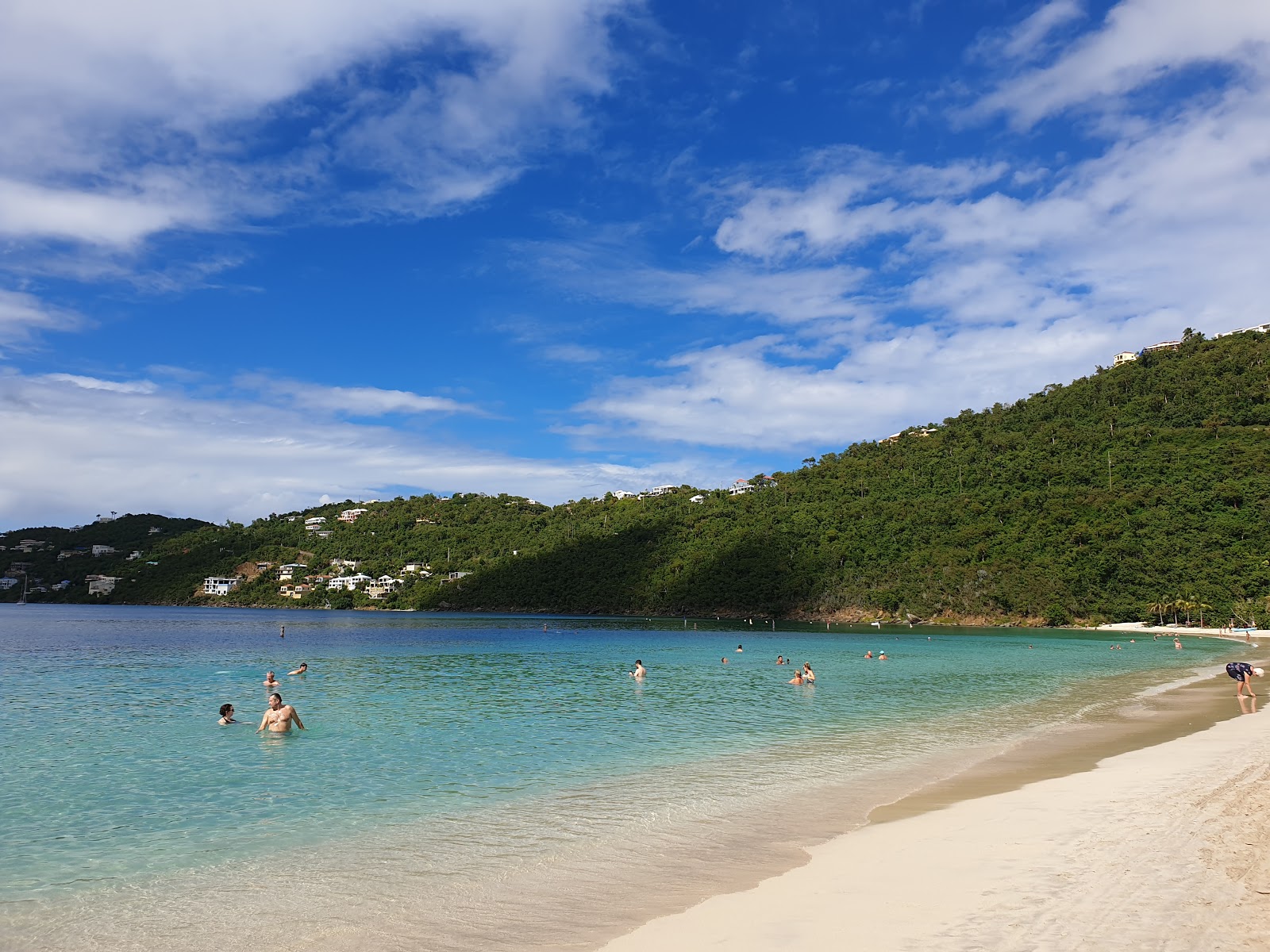 Foto di Magens Bay beach e l'insediamento