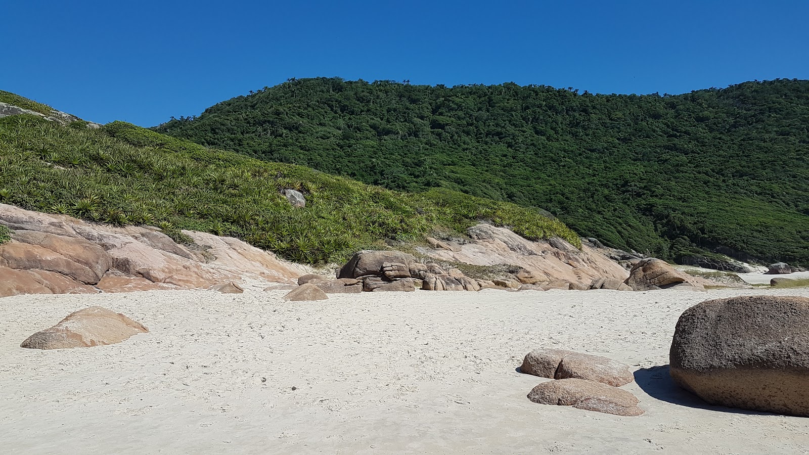 Photo de Prainha Guarda do Embau entouré de montagnes