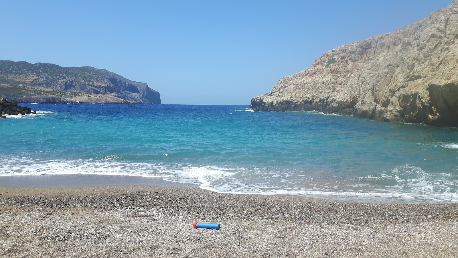 Foto di Xiropotamos beach con baia piccola