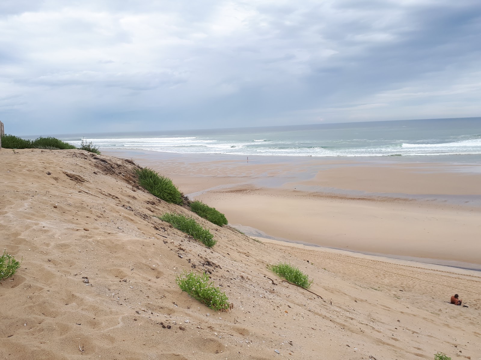 Foto av Le Pin beach med lång rak strand