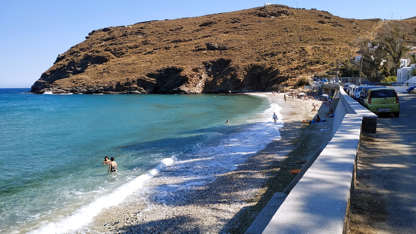Gialia beach'in fotoğrafı açık yeşil su yüzey ile