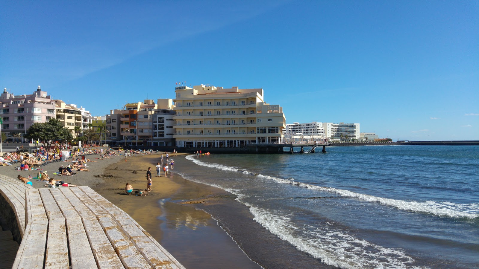 Foto di Playa el medano con una superficie del sabbia scura