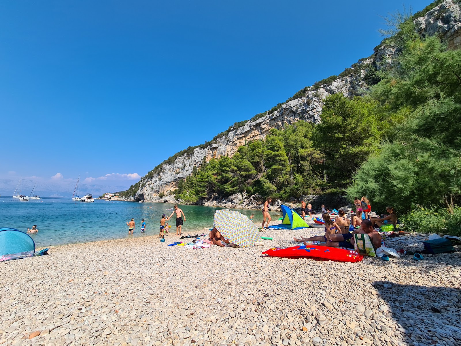Photo de Plage de Veliki Pokrivenik avec un niveau de propreté de très propre