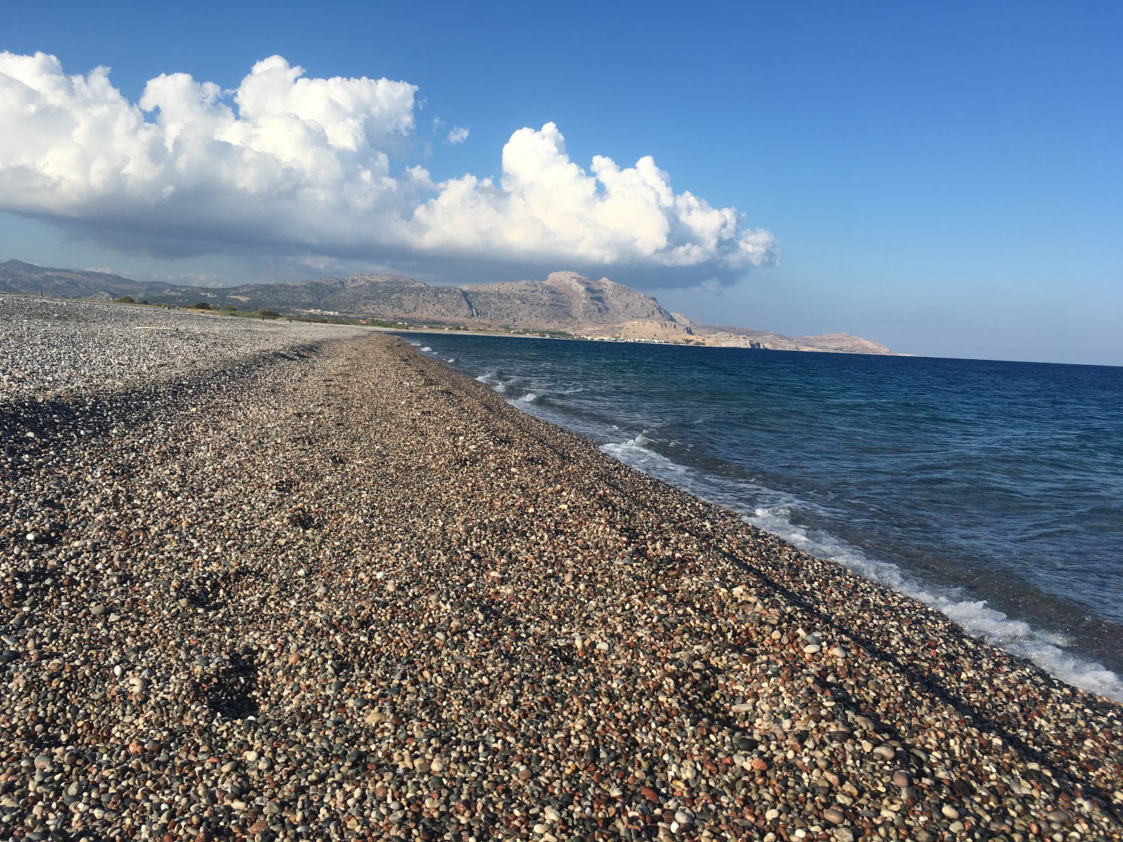 Foto di Kalathos Beach con una superficie del ciottoli beige