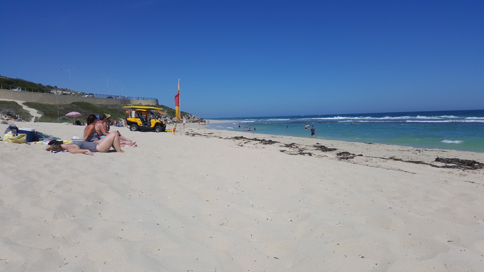 Foto de Yanchep Beach - lugar popular entre os apreciadores de relaxamento