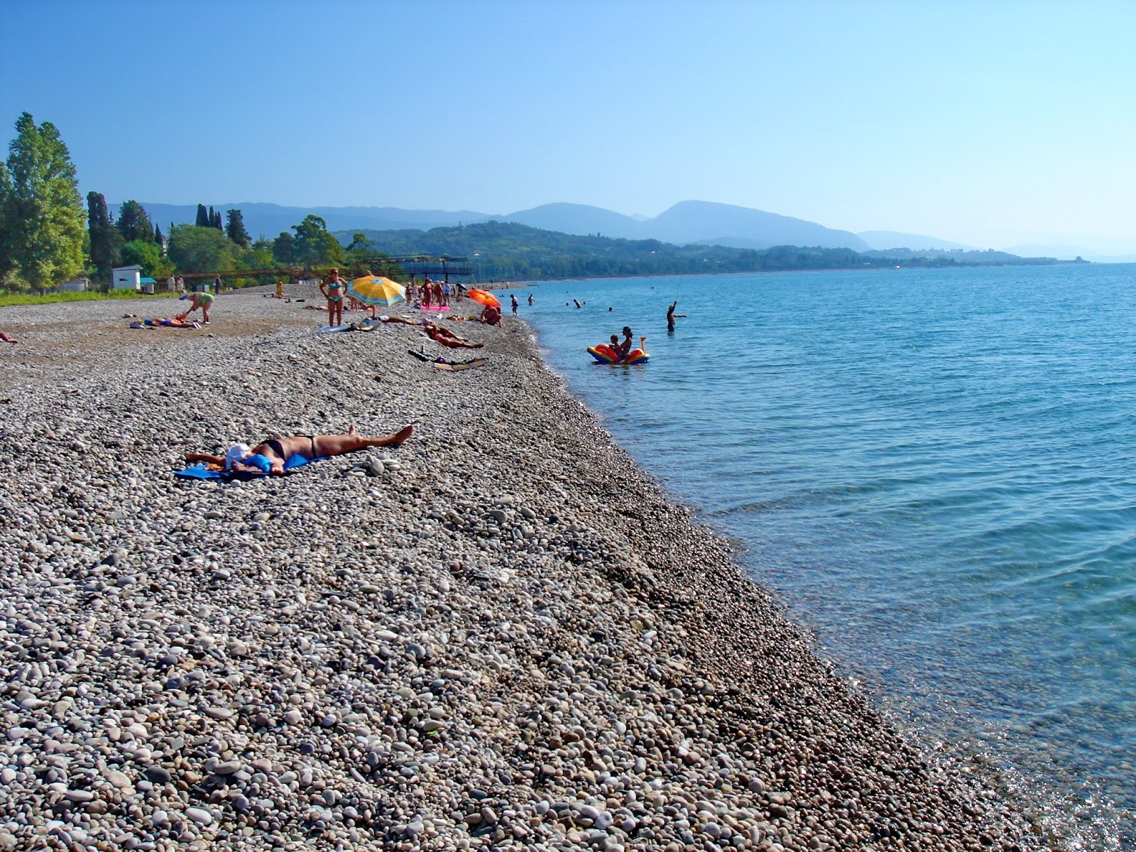 Gudauta beach'in fotoğrafı uçurumlarla desteklenmiş