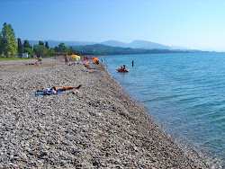 Gudauta beach'in fotoğrafı uçurumlarla desteklenmiş