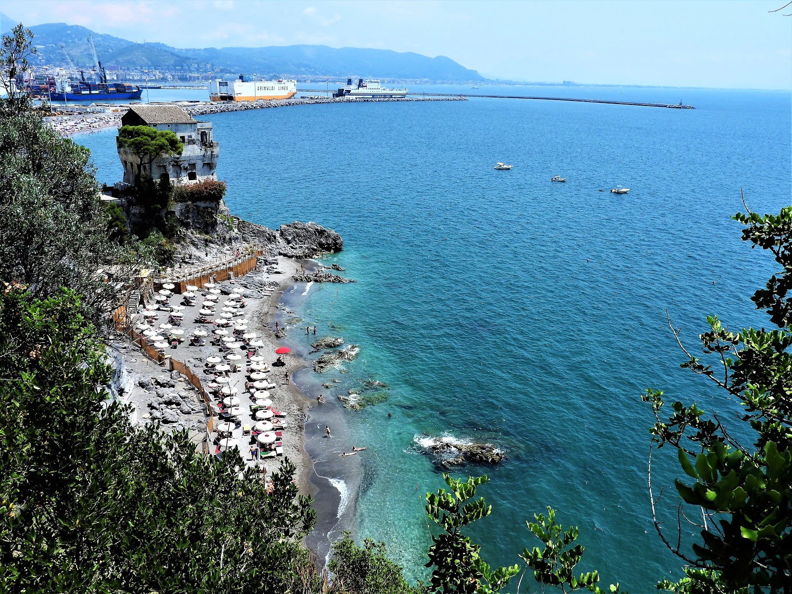 Foto von Crestarella beach und die siedlung