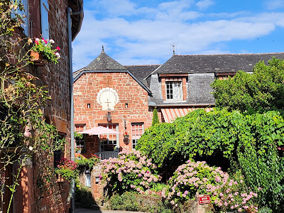 Arts et Voyages à Collonges-la-Rouge