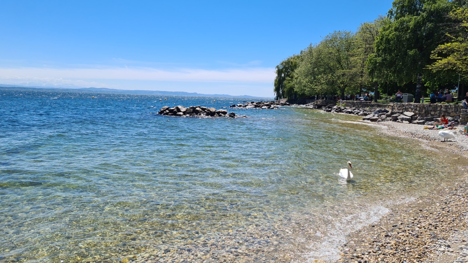 Valokuva Plage des Jeunes Rivesista. pinnalla harmaa kivi:n kanssa