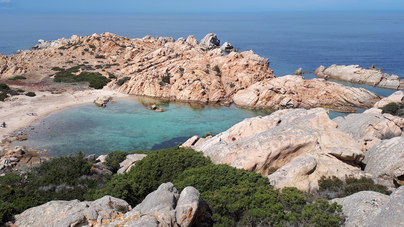 Foto von Punta Crucitta beach umgeben von Bergen