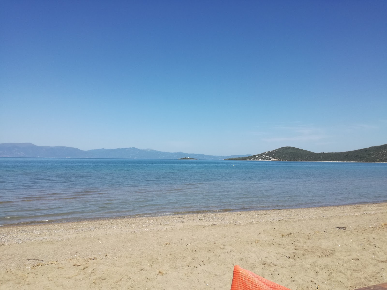 Foto de Skala beach con arena marrón superficie