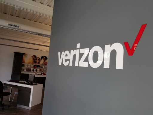 Cell Phone Store «Verizon», reviews and photos, 36 E Hinsdale Ave, Hinsdale, IL 60521, USA