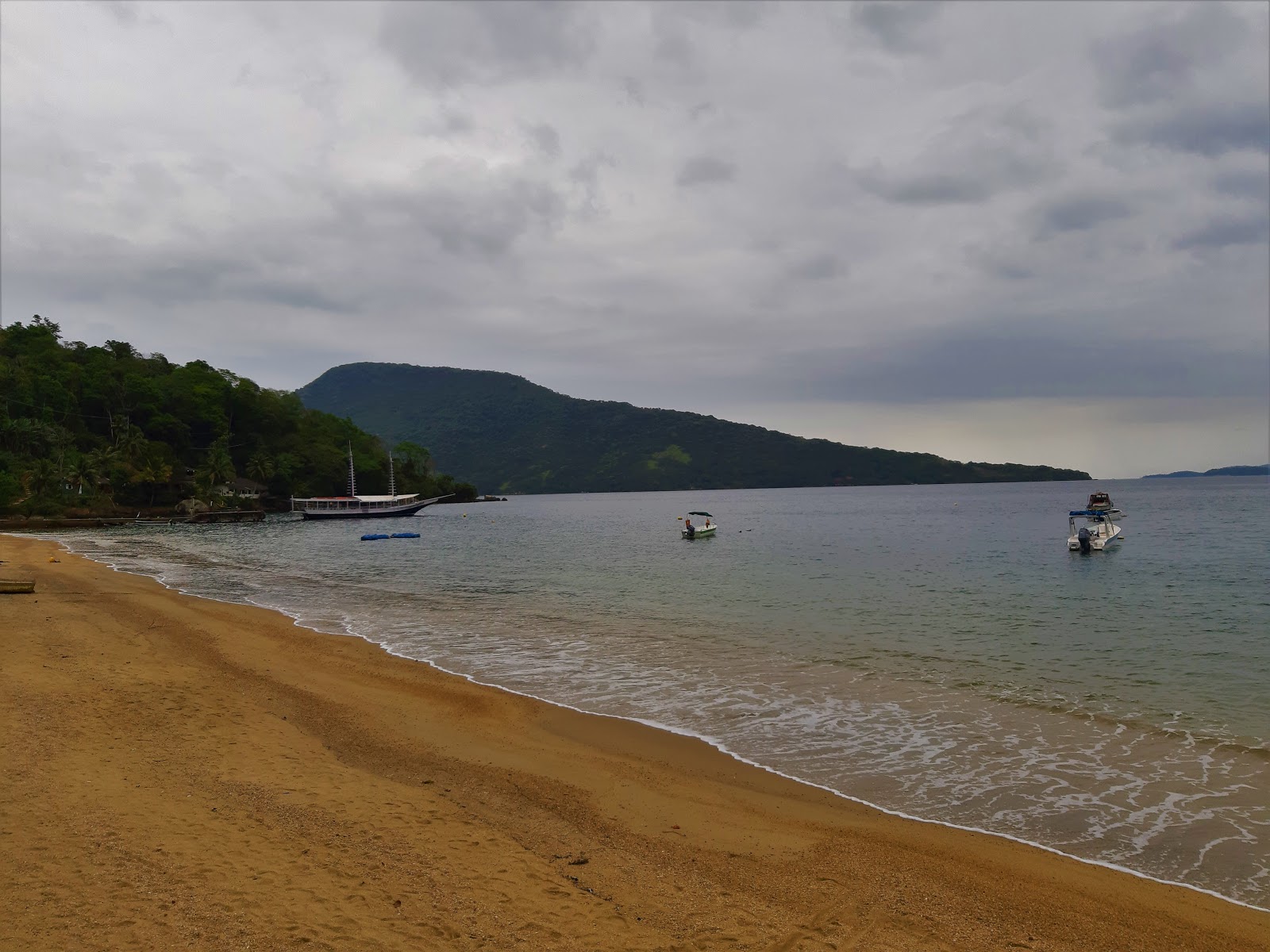 Foto de Marinheiro Beach com uma linha costeira reta