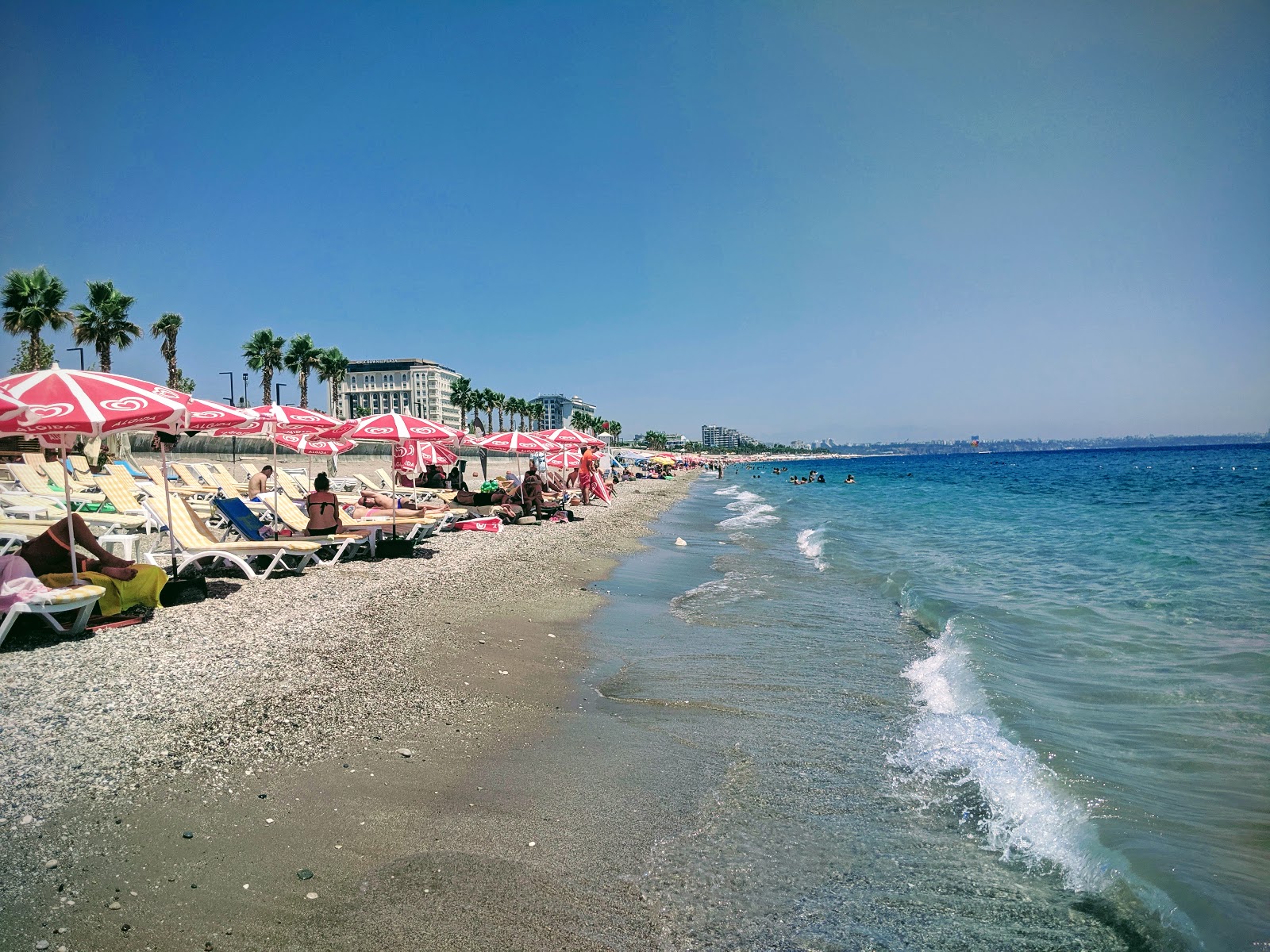 Photo de Baki Beach II avec rivage droit, long