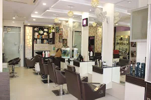 Femz Beauty saloon - Best Ladies Salon, Ladies Makeup Artist, Hair Treatment, Nail Extension, Skin Treatment Salon image
