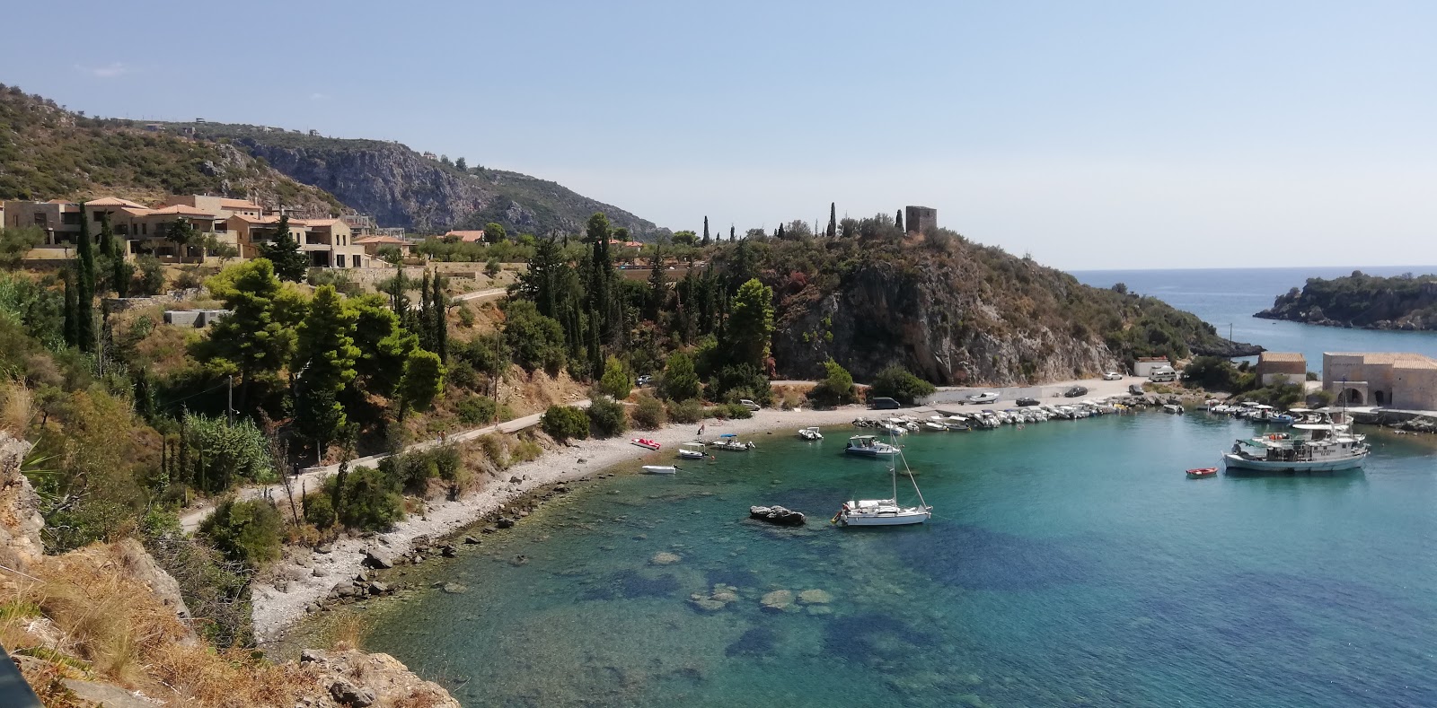 Foto von Amoni Beach von Klippen umgeben