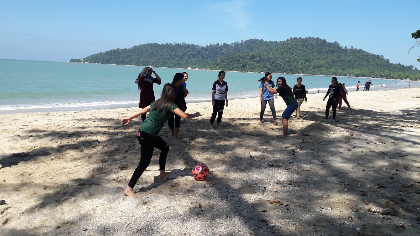 Foto di Teluk Senangin Beach e l'insediamento