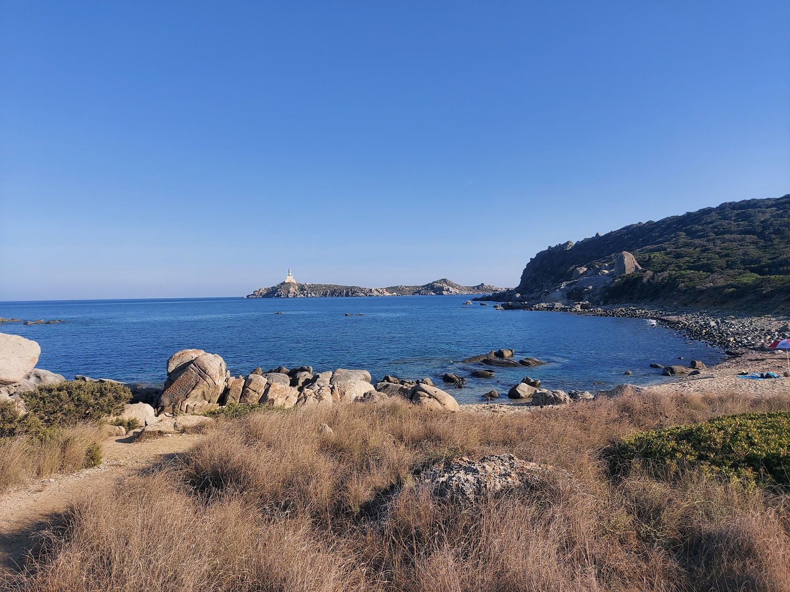 Spiaggia Cala Burroni的照片 带有灰色沙和岩石表面