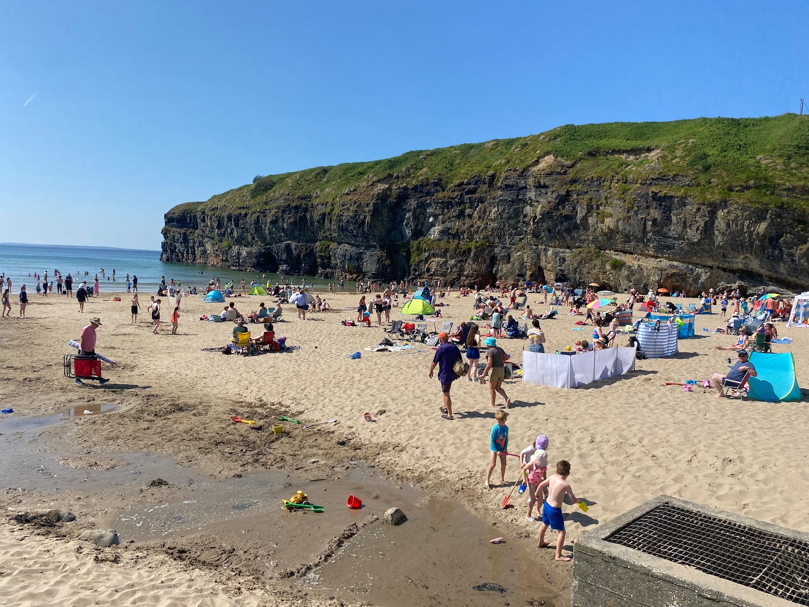 Ballybunion Beach的照片 带有碧绿色纯水表面